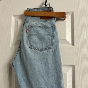 Excellent condition Levi light jeans. High waisted. Size W27 L28